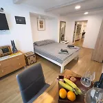Main Street Dutch Vintage Apartment *