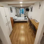 Main Street Dutch Vintage Apartment *