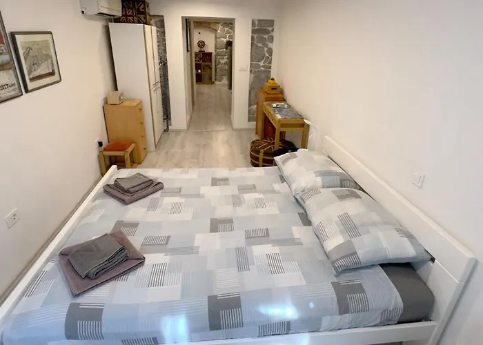 Main Street Dutch Vintage Apartment *