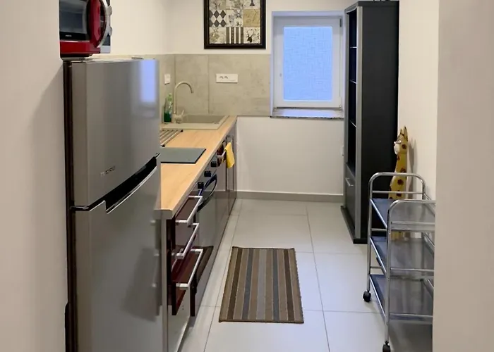 Main Street Dutch Vintage Apartment *