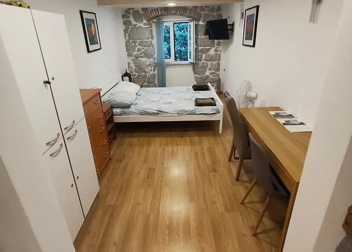 Main Street Dutch Vintage Apartment *